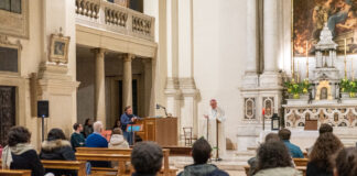Alla veglia dei giovani il vescovo di Vicenza Giuliano incoraggia ad alimentare la speranza Veglia dei giovani, il vescovo di Vicenza Giuliano e don Matteo Zorzanello, delegato per la Pastorale giovanile