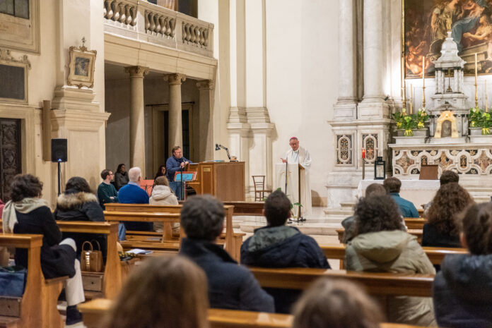 Veglia dei giovani, il vescovo di Vicenza Giuliano e don Matteo Zorzanello, delegato per la Pastorale giovanile