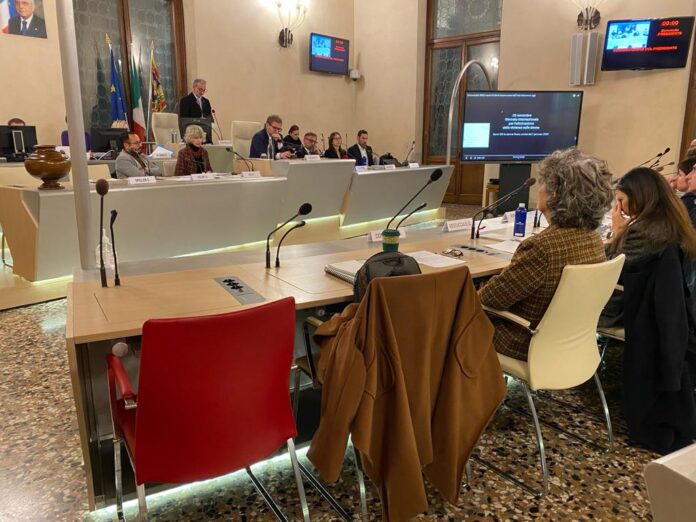 Violenza sulle donne, in consiglio comunale di Vicenza applauso e sedia rossa
