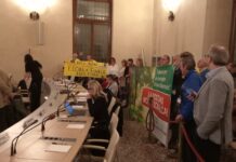 Consiglio comunale di Vicenza “rumoroso” per le 107 donne uccise e gli striscioni dei comitati sulle nuove tangenziali
