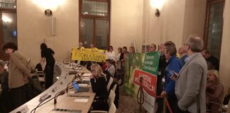 Consiglio comunale di Vicenza “rumoroso” per le 107 donne uccise e gli striscioni dei comitati sulle nuove tangenziali