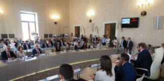 Clausola antifascista, il Consiglio comunale di Vicenza la reintroduce. FdI polemici. Cgil plaude fiaccolata clausola antifascista vicenza