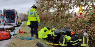 Noventa Vicentina, automobile sbanda e si capovolge in un fossato: ferita la conducente donna ferita