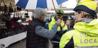 Vigili di quartiere arrestano un ladro al mercato del giovedì in centro storico a Vicenza Vigili di quartiere