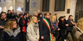 “Fiaccolata per Giulia”, sindaco Possamai: «In questa piazza piena c’è un seme di speranza» Fiaccolata per Giulia con sindaco Possamai
