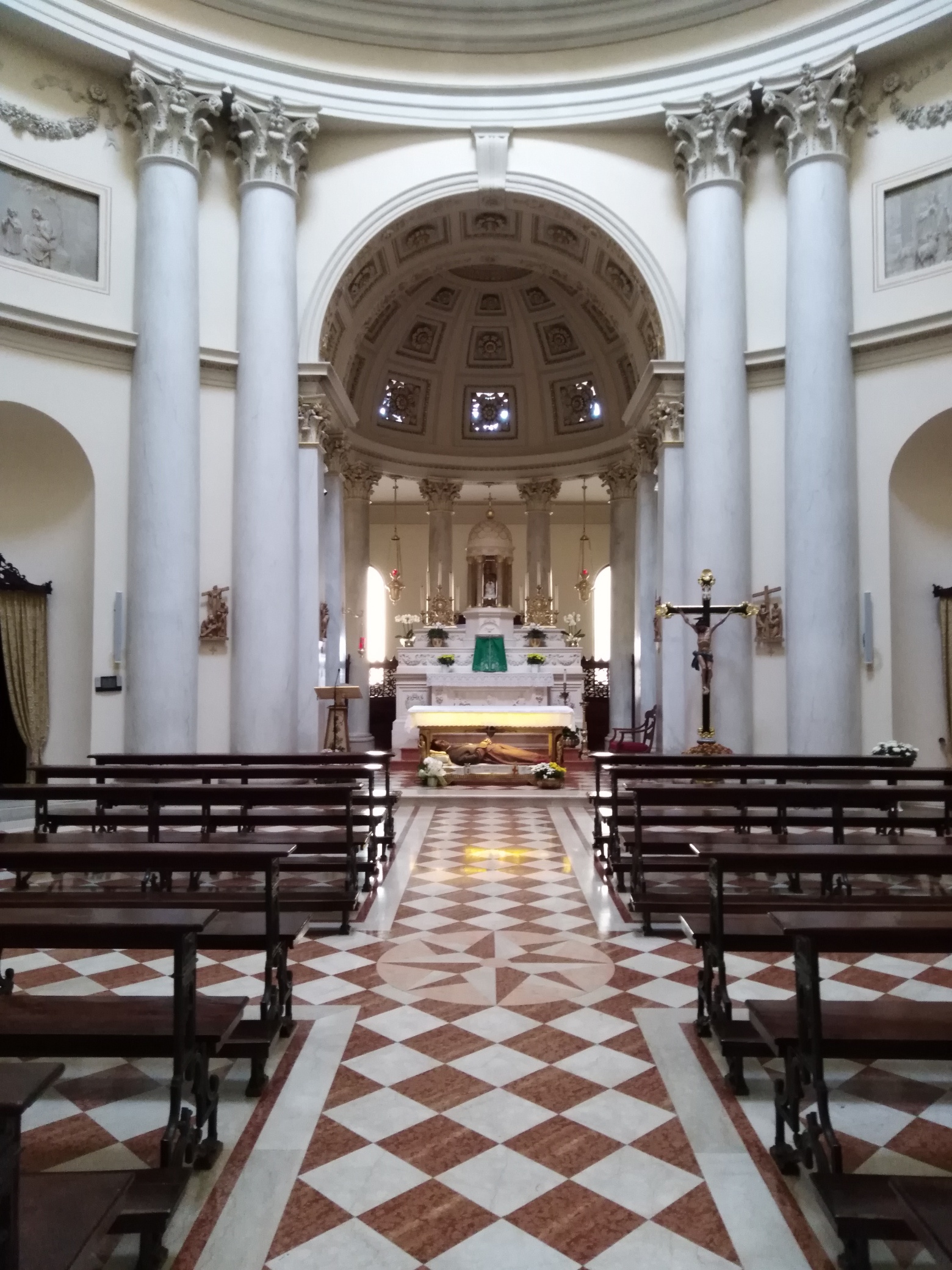 L'interno della chiesa.