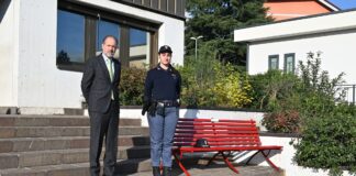 Violenza contro le donne, una panchina rossa inaugurata davanti alla Questura di Vicenza violenza contro le donne Nigeriano arrestato a Vicenza