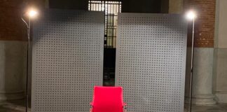 Manifestazione Giulia Cecchettin a Vicenza, poltrona rossa nella Loggia e “Posto occupato” in sala Bernarda. Convocato il Consiglio poltroncina rossa palazzo trissino