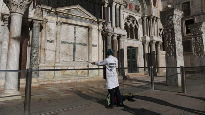 Attivisti del clima imbrattano con fango la Basilica di San Marco