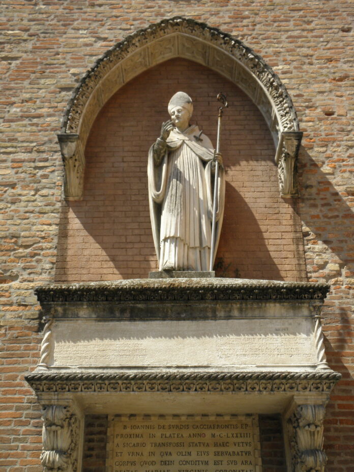 Cattedrale di Santa Maria Annunciata e il monumento dedicato al vescovo Giovanni Cacciafronte fonte
