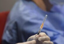 Covid, via libera a emendamento su reintegro sanitari no vax: è scontro