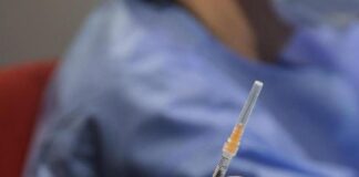 Covid, via libera a emendamento su reintegro sanitari no vax: è scontro