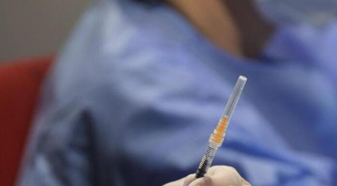 Covid, via libera a emendamento su reintegro sanitari no vax: è scontro