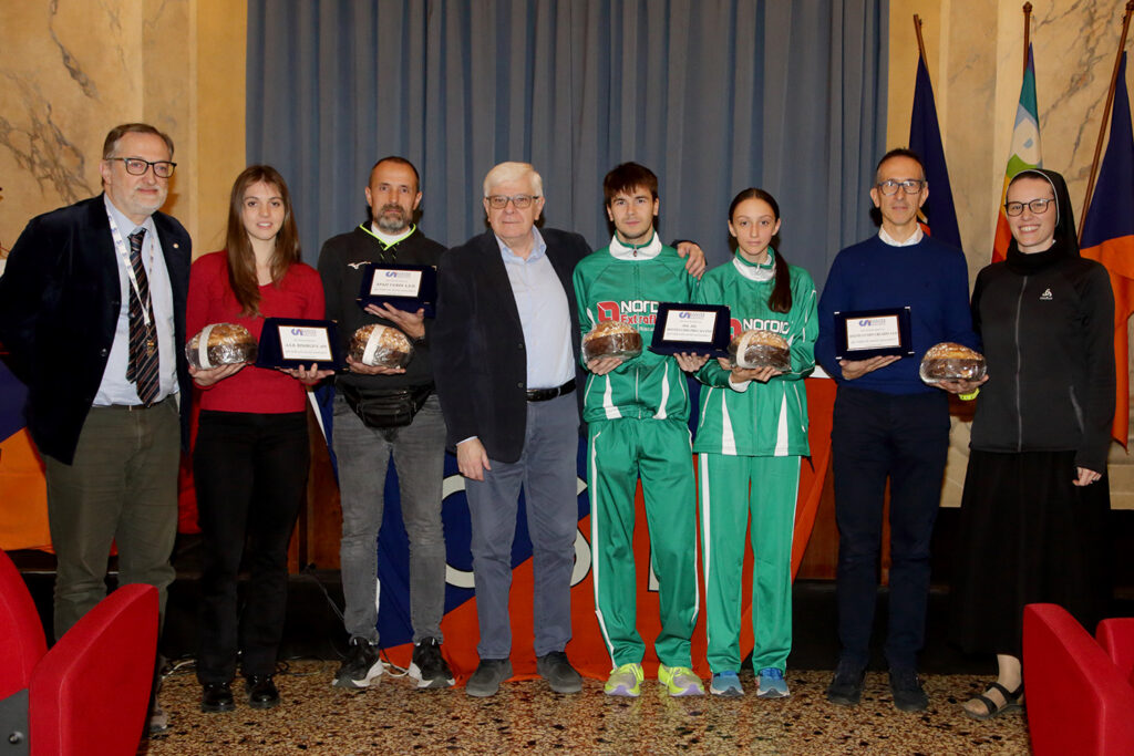 Giovanni Coviello premia le società CSI con Brasco a sx e suor suor Annika Fabbian a dx