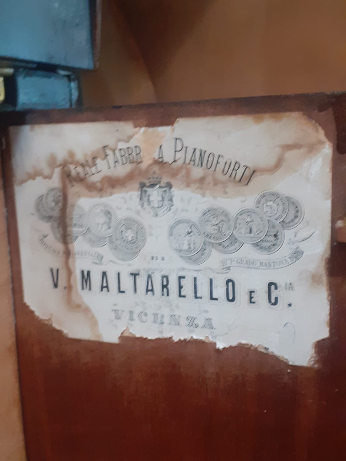 Logo della reale fabbrica di pianoforti Maltarello