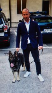Nicolò Naclerio, il consigliere delegato da Rucco a progetti per la sicurezza, con il cane antidroga