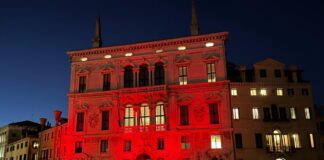 Giulia Cecchettin: gli omaggi delle istituzioni per la vittima di femminicidio in Veneto Palazzo Balbi rosso per Giulia Cecchettin