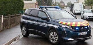 Parigi, agente di polizia aggredita con un coltello