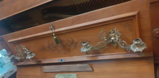 Pianoforte con decorazioni di pregio
