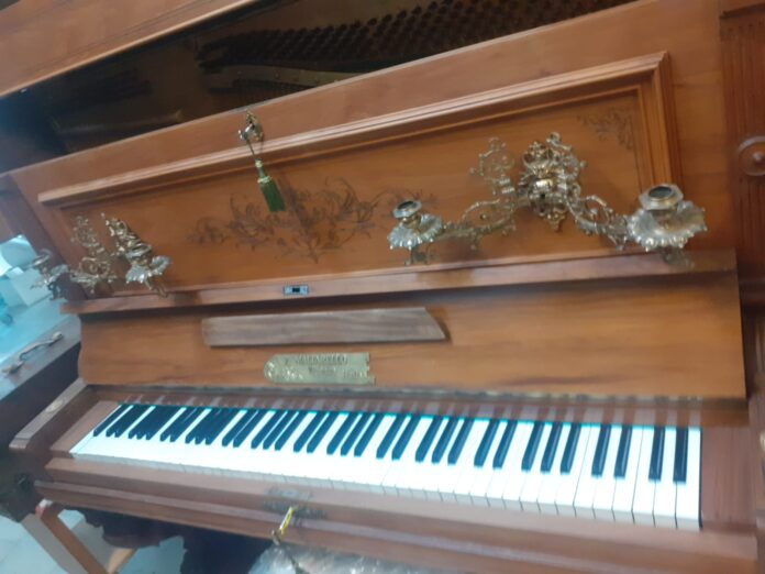 Pianoforte con decorazioni di pregio