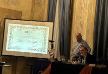 CSI Vicenza: a Marco Travaglio il riconoscimento per la legalità Falcone e Borsellino e ad atleti e società i premi sportivi Premio CSI Vicenza Falcone Borsellino a Marco Travaglio (a sx Enrico Mastella, a dx Francesco Brasco) nel Palazzo delle Opere sociali di Vicenza
