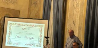 CSI Vicenza: a Marco Travaglio il riconoscimento per la legalità Falcone e Borsellino e ad atleti e società i premi sportivi Premio CSI Vicenza Falcone Borsellino a Marco Travaglio (a sx Enrico Mastella, a dx Francesco Brasco) nel Palazzo delle Opere sociali di Vicenza
