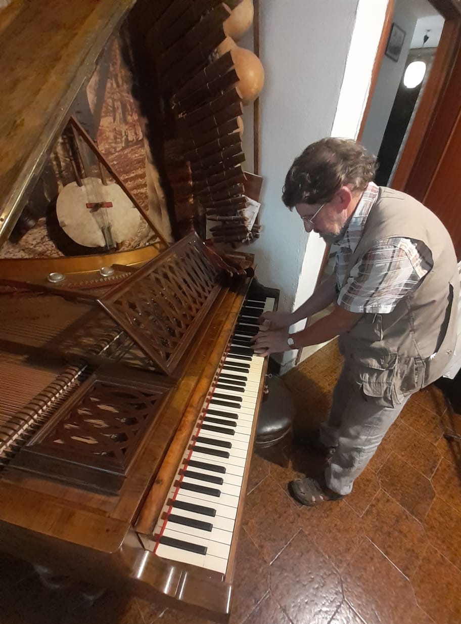 Sante Guidolin con il pianoforte di Cabianca