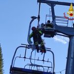Sciatori bloccati su seggiovia ad Asiago: ma è solo un’esercitazione dei vigili del fuoco Sciatori bloccati seggiovia Asiago