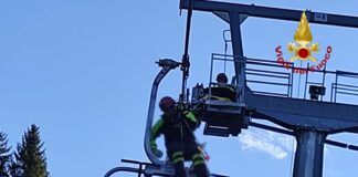 Sciatori bloccati su seggiovia ad Asiago: ma è solo un’esercitazione dei vigili del fuoco Sciatori bloccati seggiovia Asiago