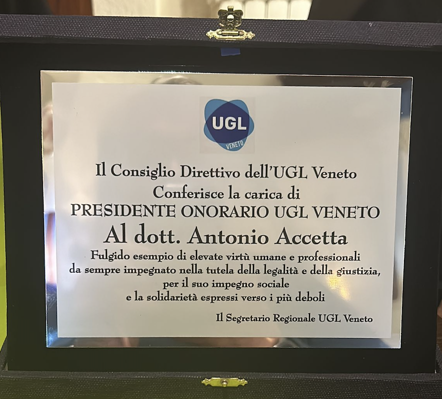 Targa ad Antonio Accetta, Presidente regionale Onorario del Veneto