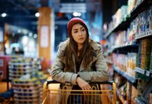 Tredicesima nasce dal CCNL del 1937 di Mussolini, ora per 41% dei giovani è il modo di coprire a Natale le spese arretrate Tredicesima 2024, ultima spiaggia per spese arretrate dei giovani.