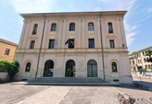 Volantinaggio di Azione Studentesca al Liceo Lioy di Vicenza: posizioni opposte tra Luisetto (Pd) e Tasso e Naclerio (FdI) Liceo scientifico Paolo Lioy di Vicenza volantinaggio azione studentesca Europa Pace