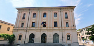 Volantinaggio di Azione Studentesca al Liceo Lioy di Vicenza: posizioni opposte tra Luisetto (Pd) e Tasso e Naclerio (FdI) Liceo scientifico Paolo Lioy di Vicenza volantinaggio azione studentesca Europa Pace