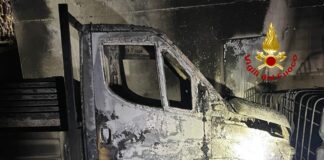 Rosà, in fiamme un magazzino: non ci sono feriti. Distrutto un furgone e danneggiati veicoli e attrezzi