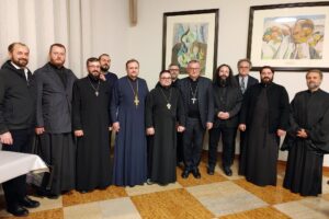 Il vescovo brugnotto (al centro) con i rappresentanti delle altre chiese cristiane alla cena ecumenica dell 12 novembre 2023