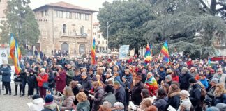 Vescovo Giuliano e 600 persone a Vicenza al 15° Cammino Diocesano di Pace: tante opere dei bambini affisse agli alberi lungo via Giuriolo 15° Cammino di Pace a Vicenza (600 persone fino a palazzo Chiericati in piazza Matteotti)