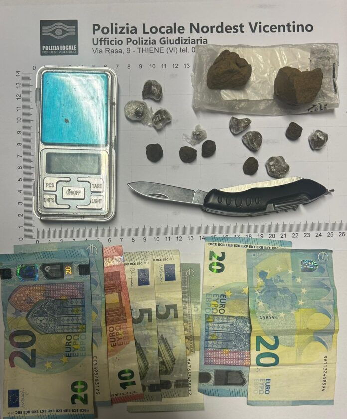 Thiene: stupefacenti, coltello, denaro e cellulare sequestrati da dalla Polizia Locale Nordest Vicentino