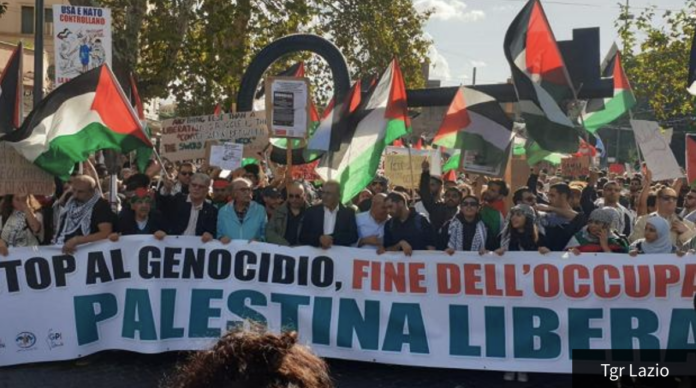 Stop al genocidio del popolo palestinese, fine dell'occupazione. Palestina libera: striscione del corteo nazionale a Roma contro la guerra e per la pace in Palestina (Tgr Lazio)
