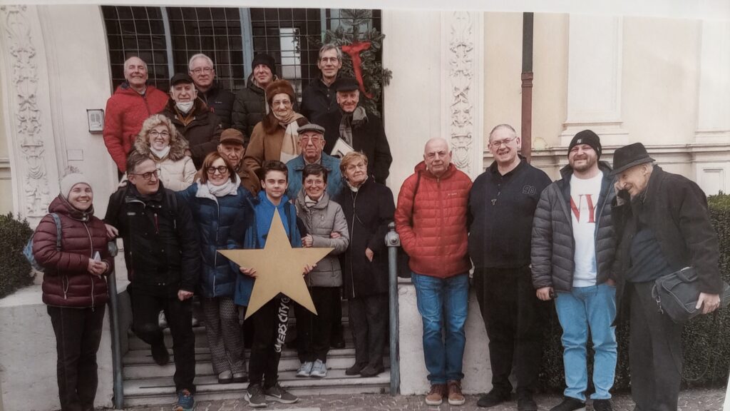 Un gruppo dell'Opera Pia Re Magi davanti al Comune di Sandrigo (Chiara Pavan alla destra del bambino con la stella)