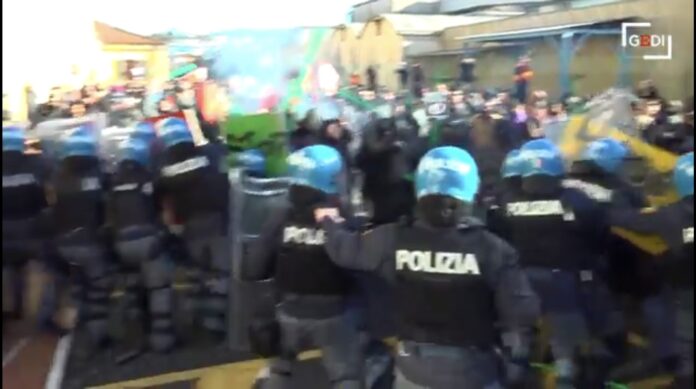 Agenti della Questura di Vicenza intervengono durante scontri con centri sociali (frame Gedi)