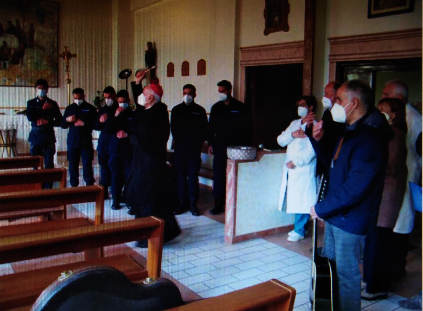 Alla presenza del personale penitenziario e del Direttore Sanità Penitenziaria Ulss<br />8 Berica Vicenza dottor Stefano Tolio,<br />Monsignor Beniamino Pizziol benedice<br />le vetrate della cappella realizzate da<br />Calabrò e alcune persone detenute