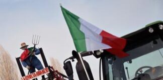 Autostrada A1, protesta agricoltori blocca traffico: chiuso il casello di Orte
