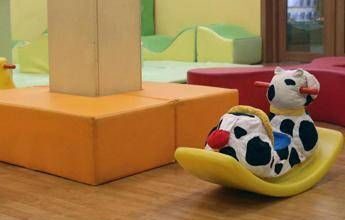 Bimbi picchiati e insultati all’asilo nido, scatta divieto di dimora per 5 maestre