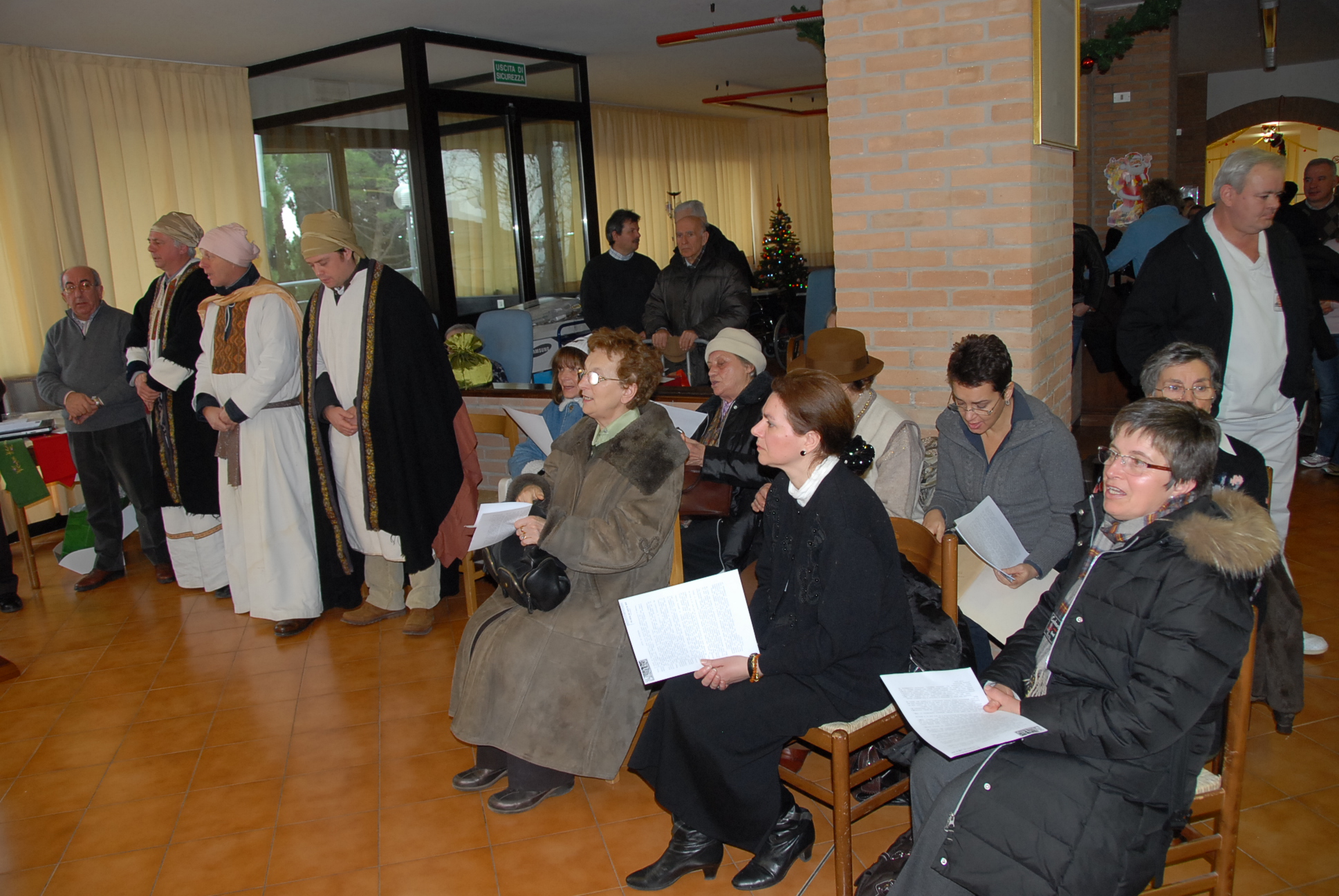 Un centro di assistenza per anziani visitato dai Re Magi