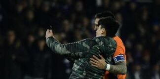 Fiorentina-Inter, invasione di campo a inizio ripresa: un tifoso abbraccia Lautaro