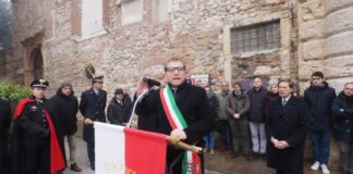 Giorno della Memoria a Vicenza: commossa cerimonia in Piazza Matteotti col sindaco Possamai Giorno della Memoria a Vicenza, partecipata cerimonia in piazza Matteotti col sindaco Possamai