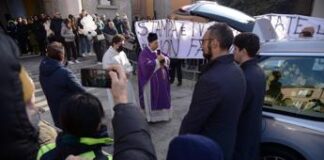 Giovanna Pedretti, oggi il giorno dei funerali. Il parroco: “Le parole fanno male, servono regole”