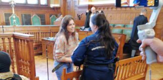 Ilaria Salis, un’italiana in ceppi. Fantò e Toscano (Psi Vicenza): il Paese s’indigna e la destra nazionalista blandamente protesta Ilaria Salis in aula in catene, con le manette ai polsi e i piedi legati da ceppi di cuoio con lucchetti