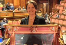 Autonomia differenziata, Sì del Senato: scatta la festa della Lega. La vicentina Mara Bizzotto sventola il vessillo con il leone di San Marco Mara Bizzotto