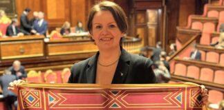 Autonomia differenziata, Sì del Senato: scatta la festa della Lega. La vicentina Mara Bizzotto sventola il vessillo con il leone di San Marco Mara Bizzotto